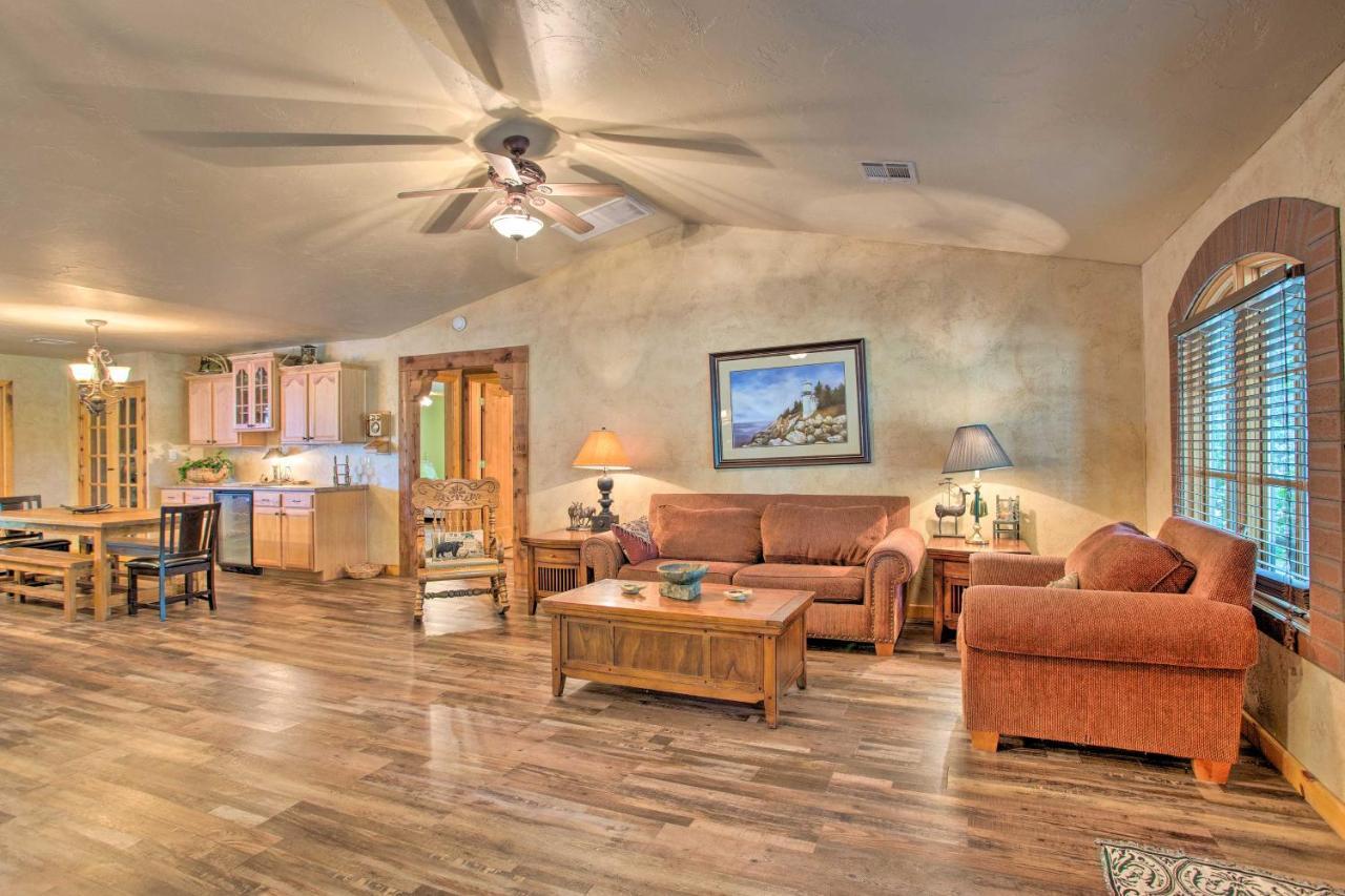Kingston House With Fire Pit, Short Walk To Lake! Экстерьер фото