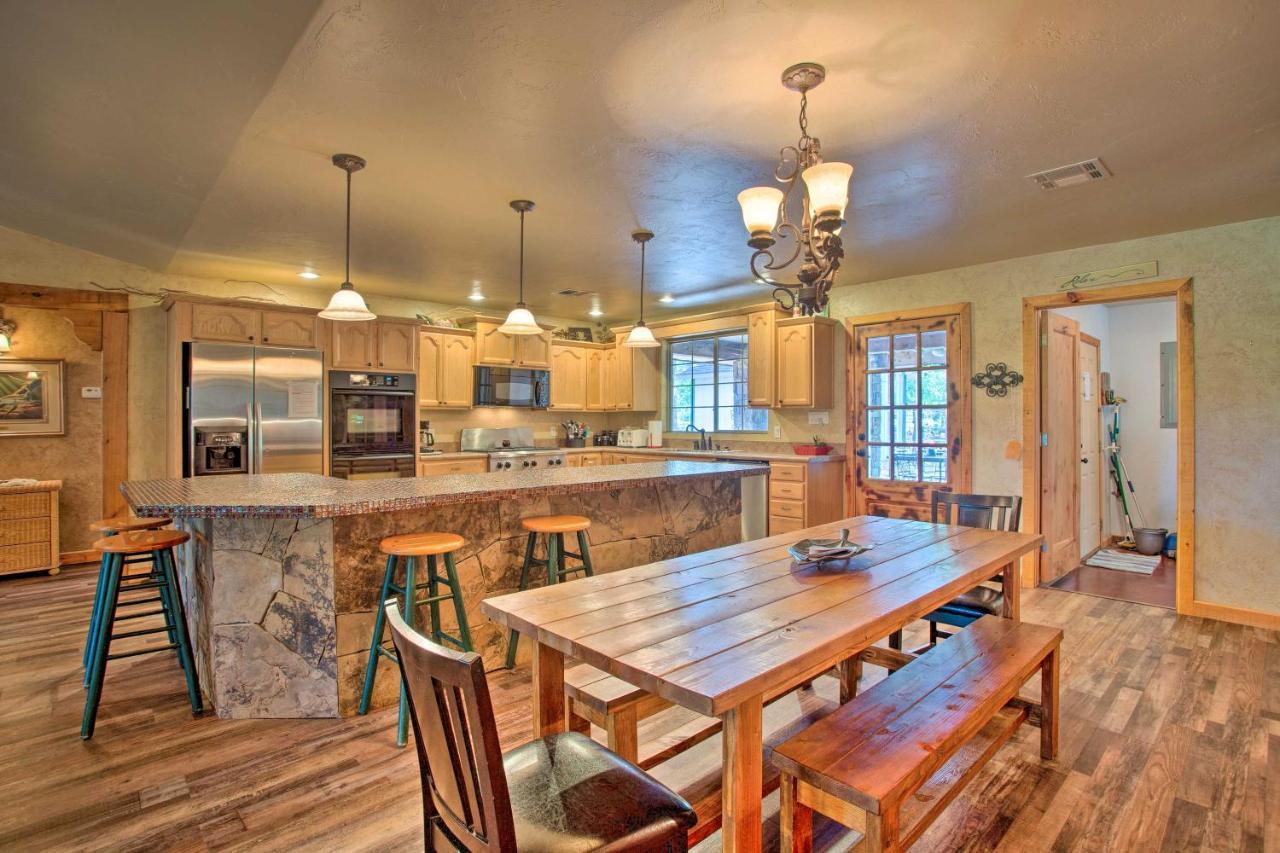 Kingston House With Fire Pit, Short Walk To Lake! Экстерьер фото